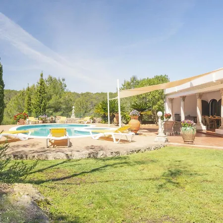 Tranquil Mansion In With Swimming Pool *